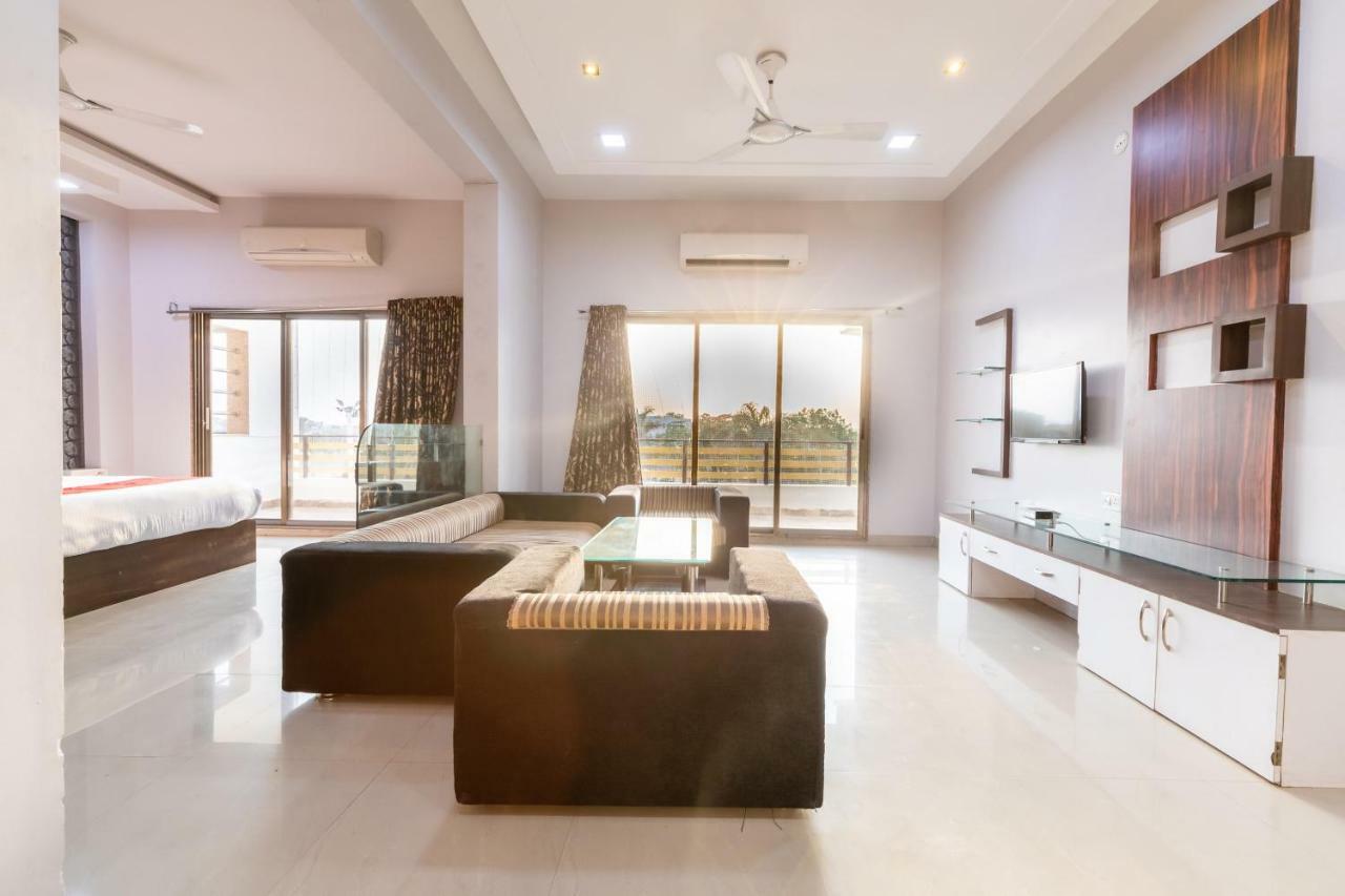 Oyo 42910 Hotel Rudra Palace Ratlām Szoba fotó