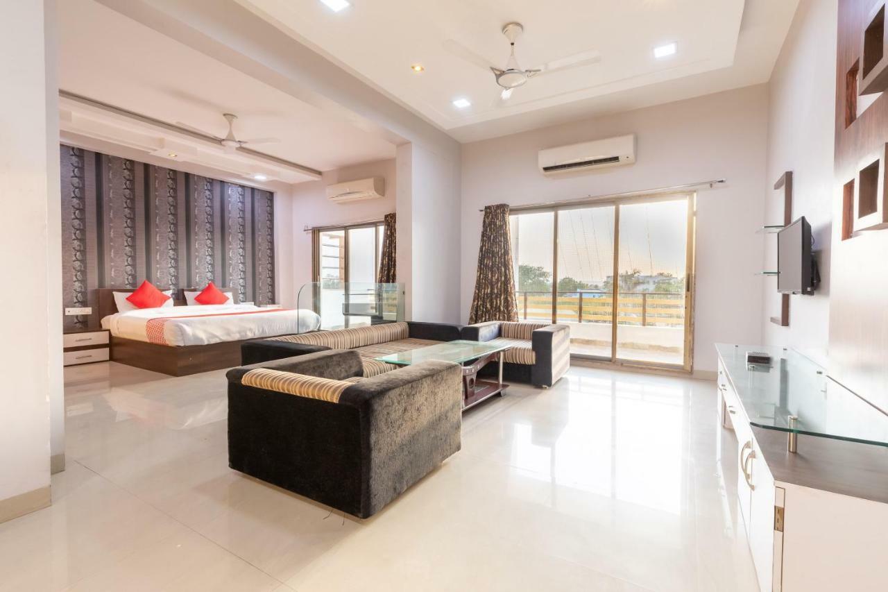 Oyo 42910 Hotel Rudra Palace Ratlām Szoba fotó