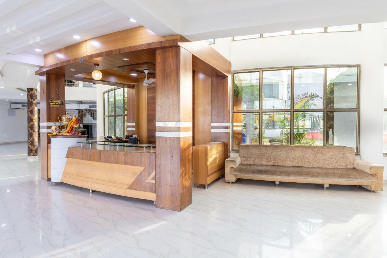 Oyo 42910 Hotel Rudra Palace Ratlām Kültér fotó