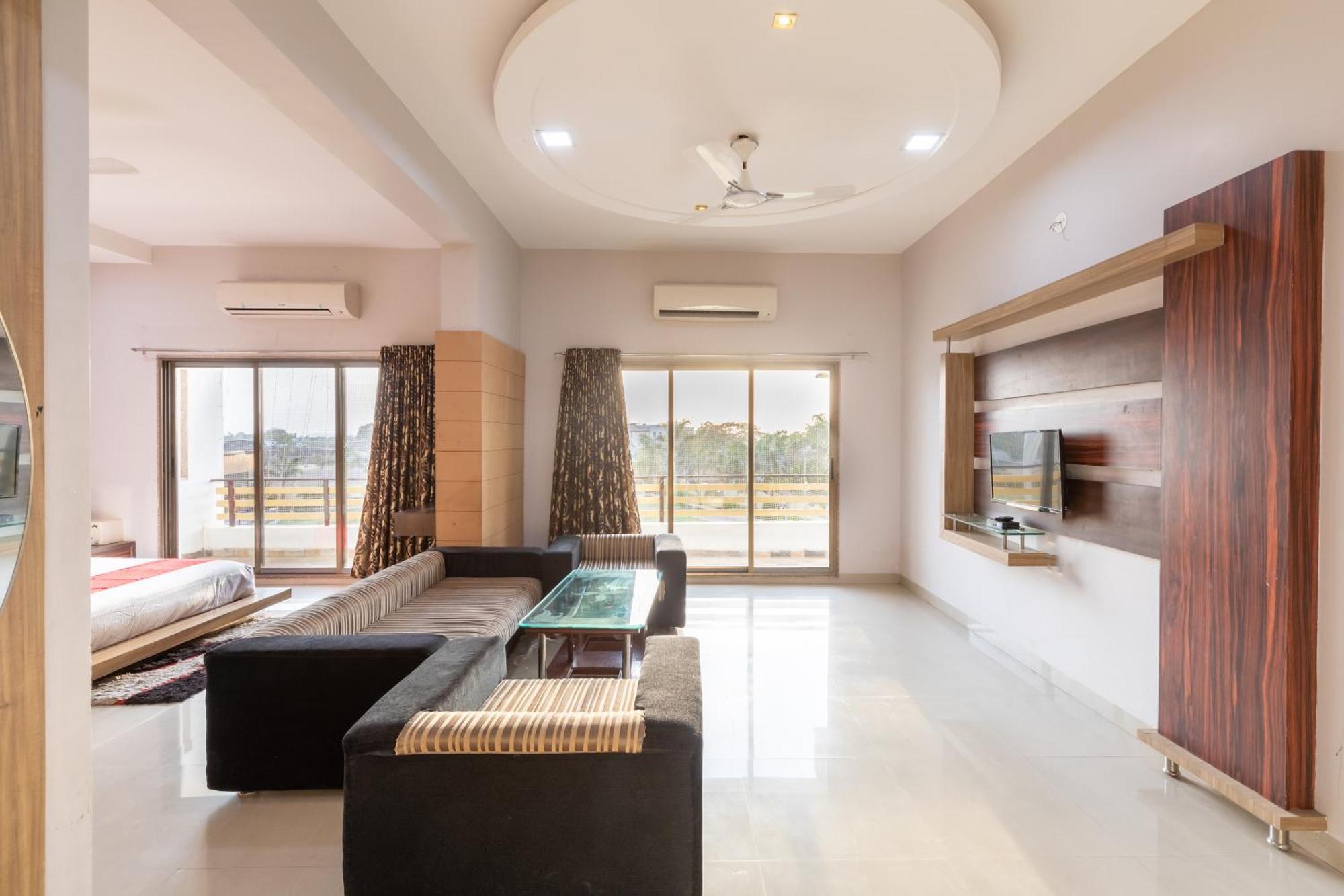 Oyo 42910 Hotel Rudra Palace Ratlām Kültér fotó
